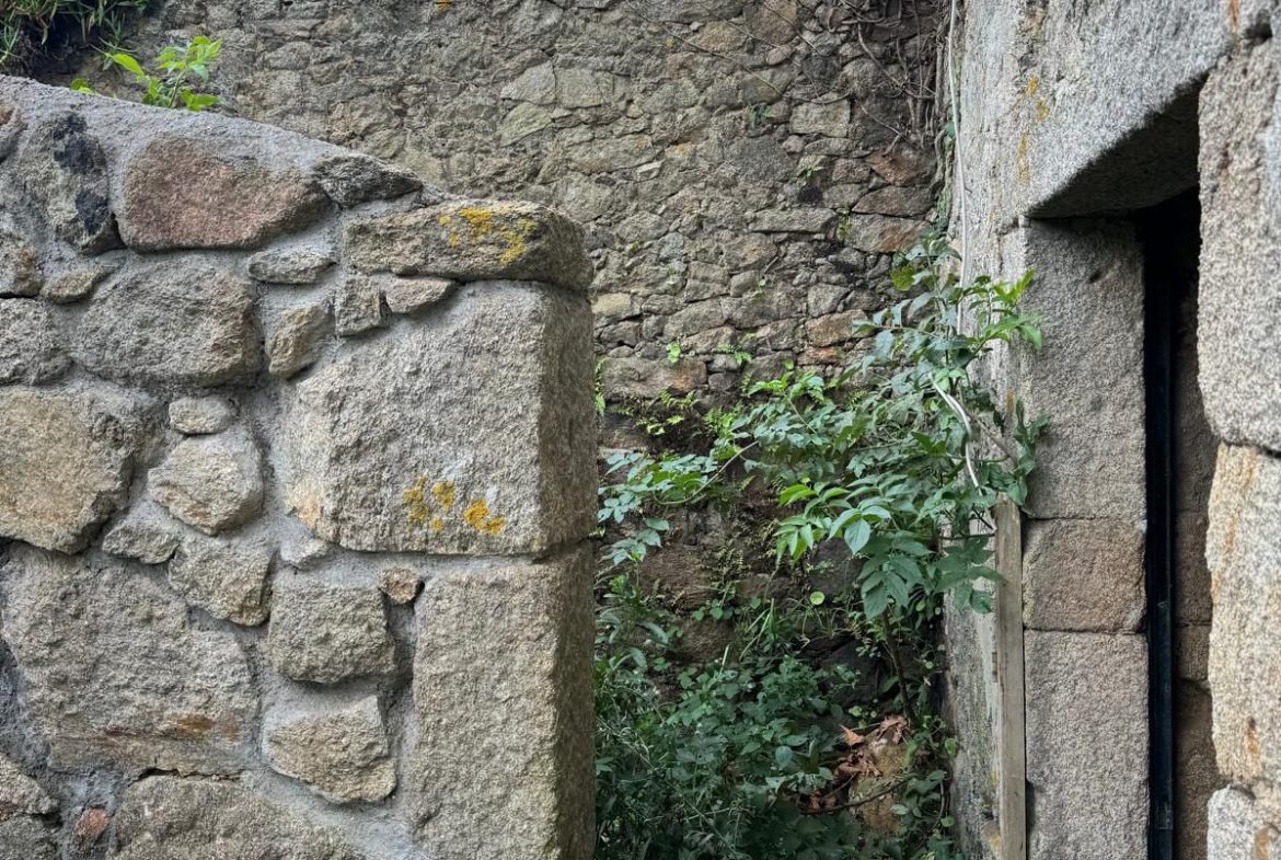 Moradia para reconstrução em Azurara