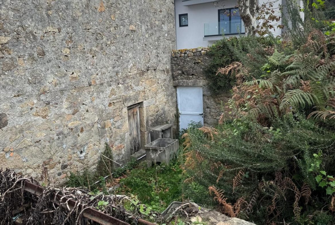 Moradia para reconstrução em Azurara