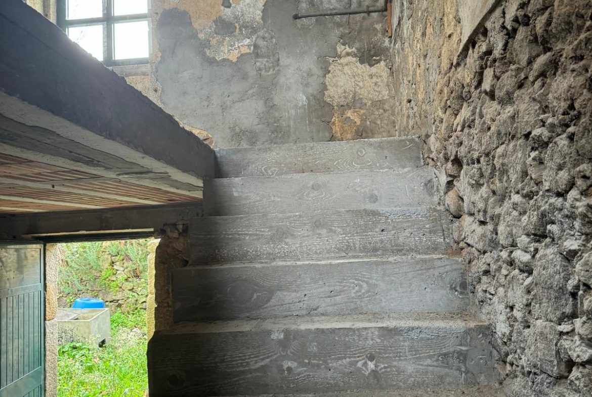 Moradia para reconstrução em Azurara